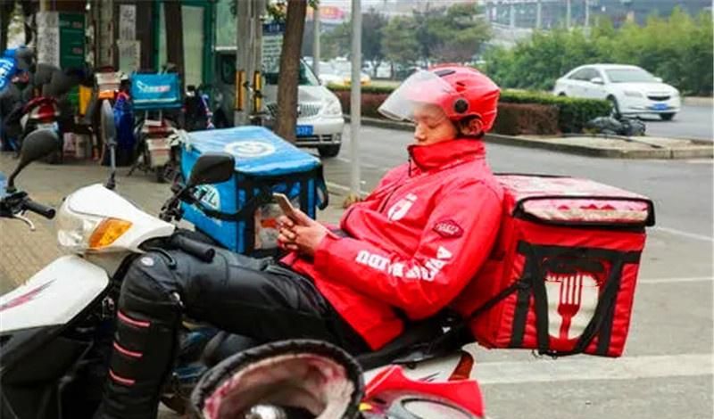 当代年轻人热衷送外卖：收入与选择背后的真相