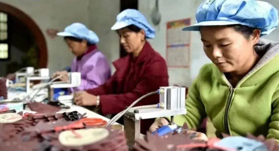 《回乡镇创业别错过！4个一万块就能起步的冷门家庭小作坊生意》