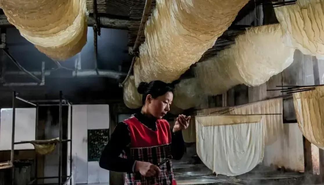 《回乡镇创业别错过！4个一万块就能起步的冷门家庭小作坊生意》