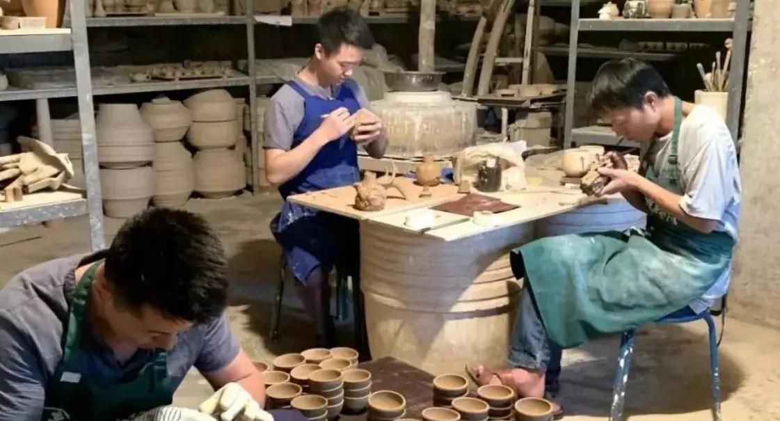 《回乡镇创业别错过！4个一万块就能起步的冷门家庭小作坊生意》