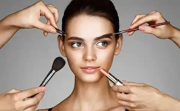 家庭主妇转型化妆师,化妆技能如何开启赚钱之门?