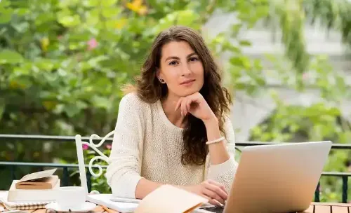 带娃挣钱两不误！2025年宝妈最值得尝试的8个灵活职业指南