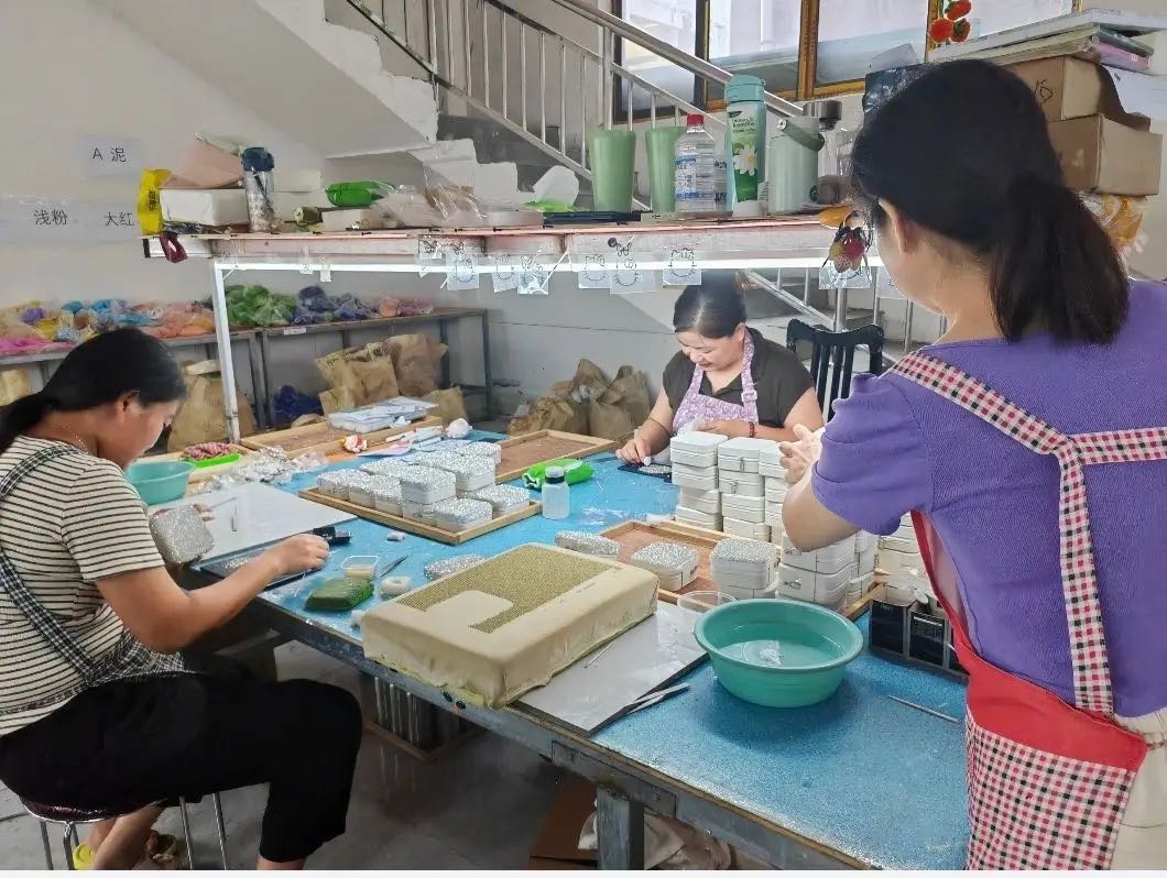 农村/城乡可接，灯饰品组装，简单好上手，可发回当地做。