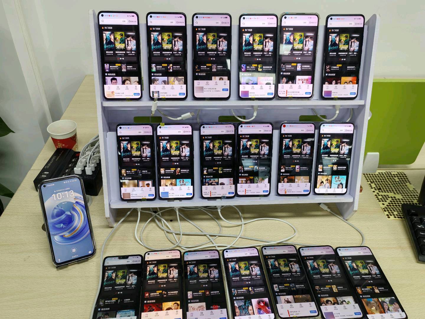 手机浏览短剧广告表现，可多手机操作，单机单日收益50+，独立后台结算