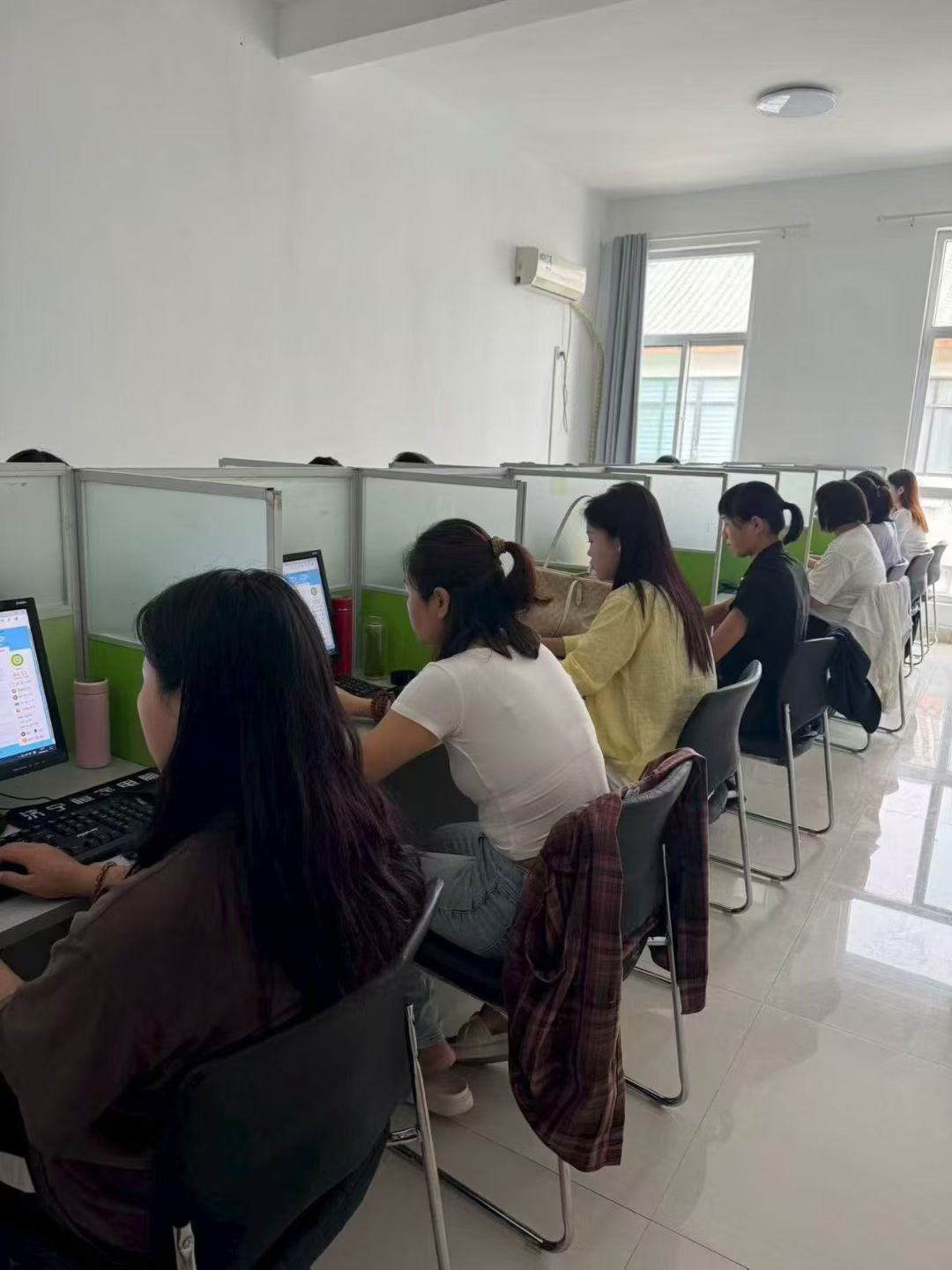 我方有学校资源，寻入校项目，客服类项目
