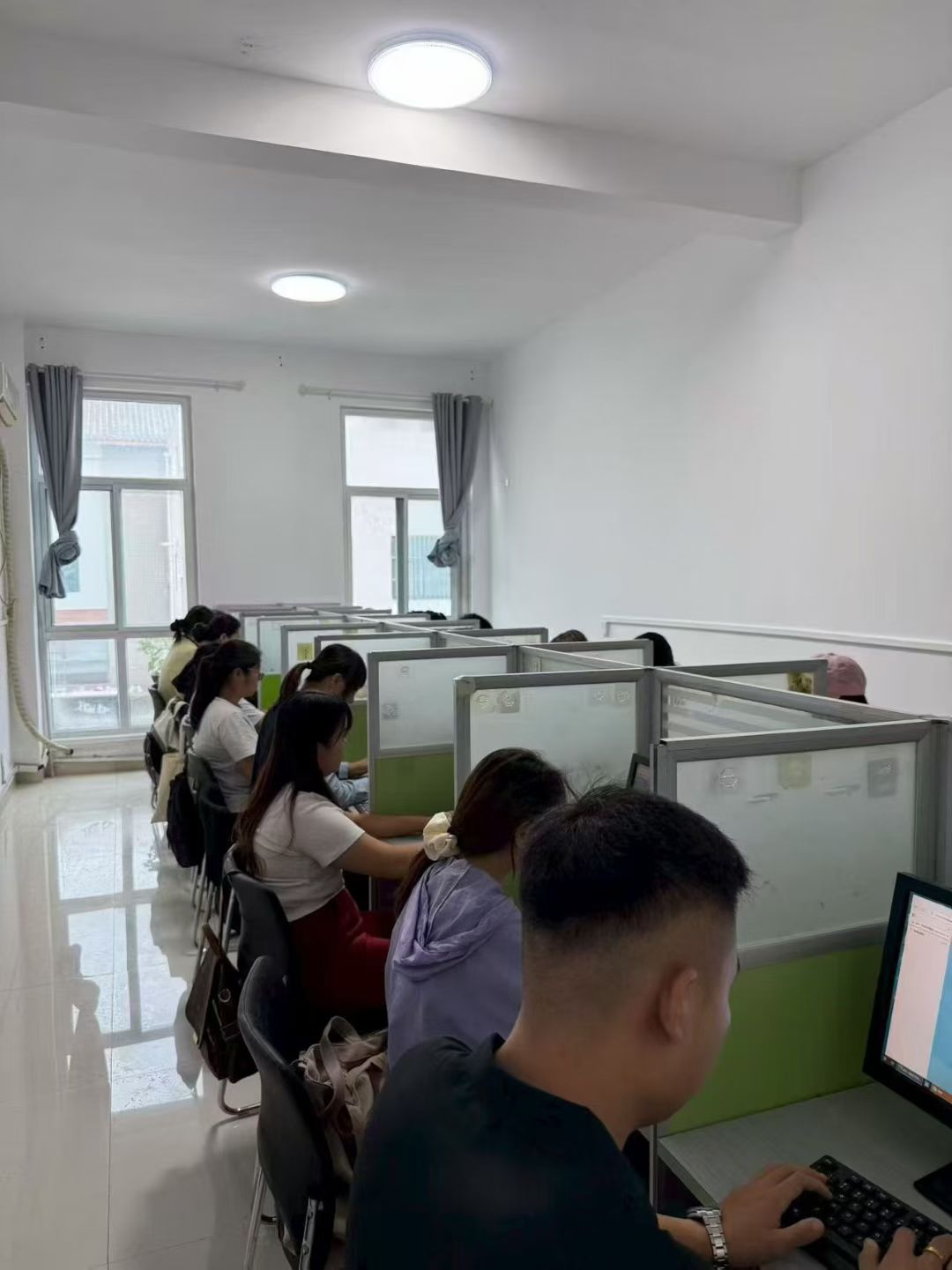 我方有学校资源，寻入校项目，客服类项目