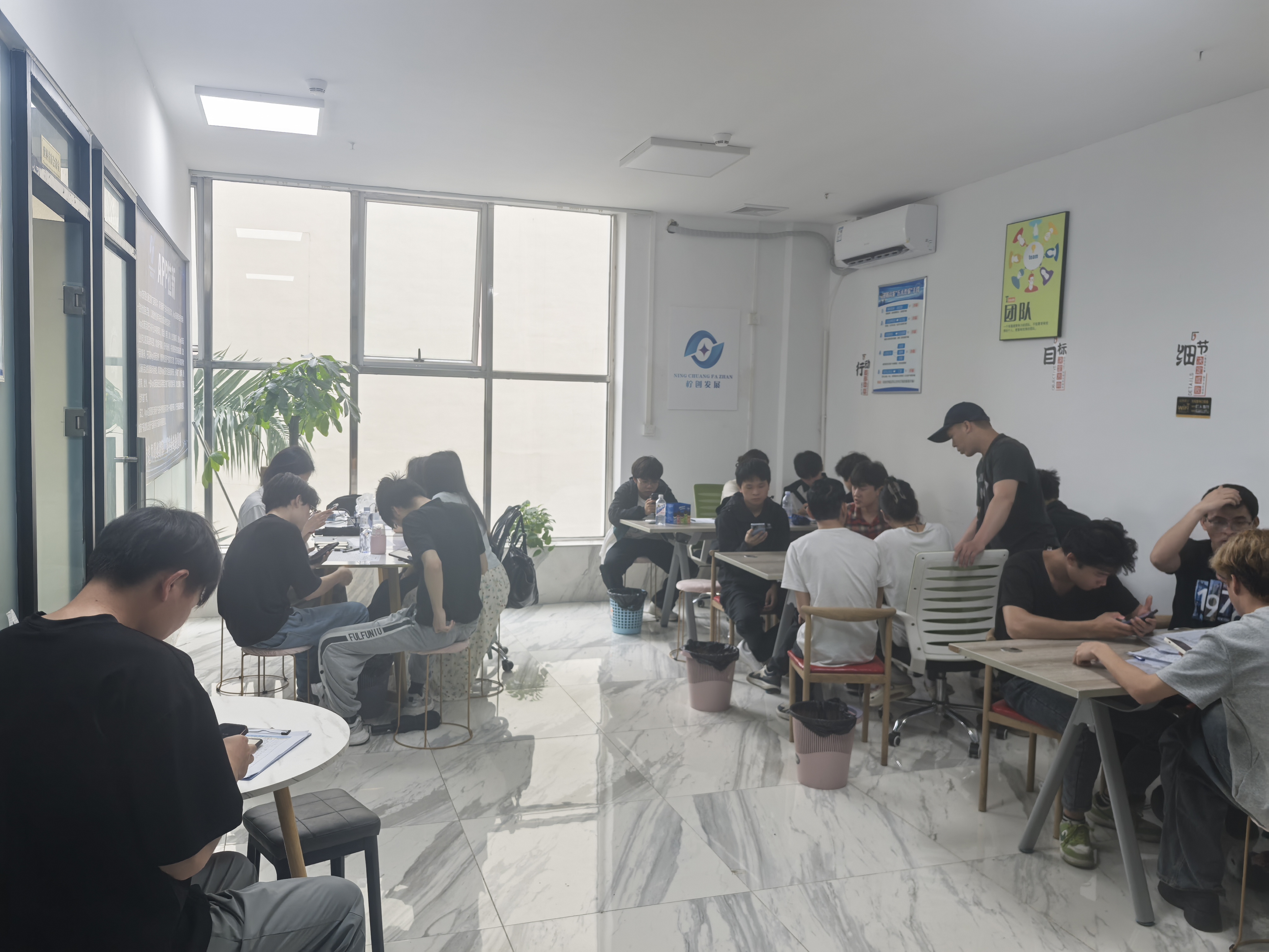 提供超火600款APP一手渠道，均价25 独立后台日结，网推 工作室全国包落地