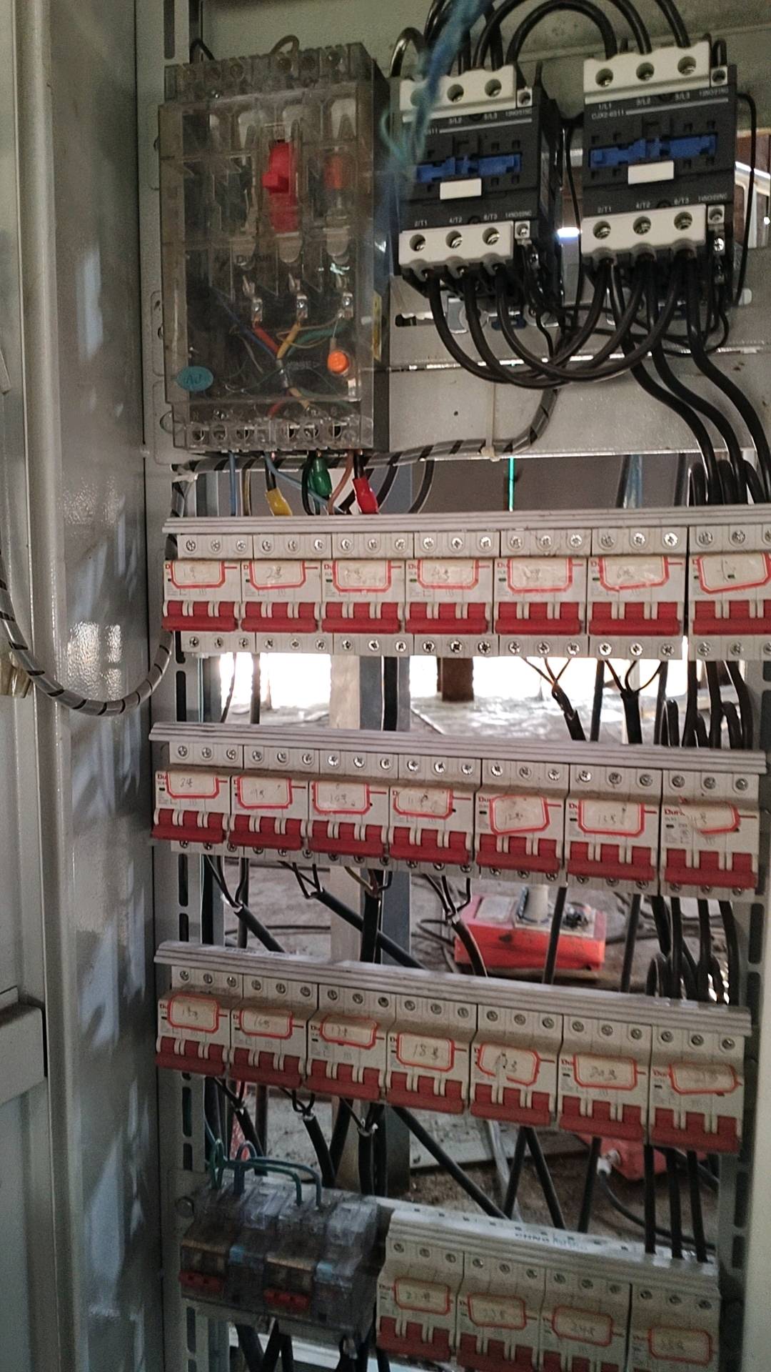 专业电工，家庭电路维修，各种电器设备维修，配电箱安装维护