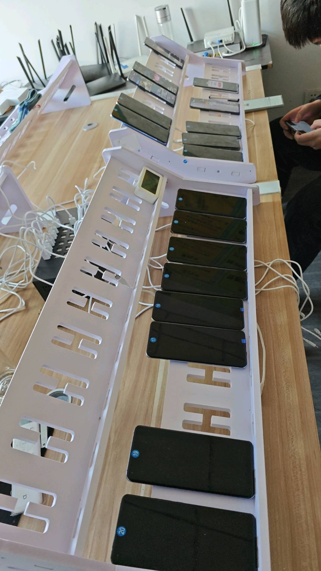 自有一百多部手机&二十多台电脑，寻找项目合作方