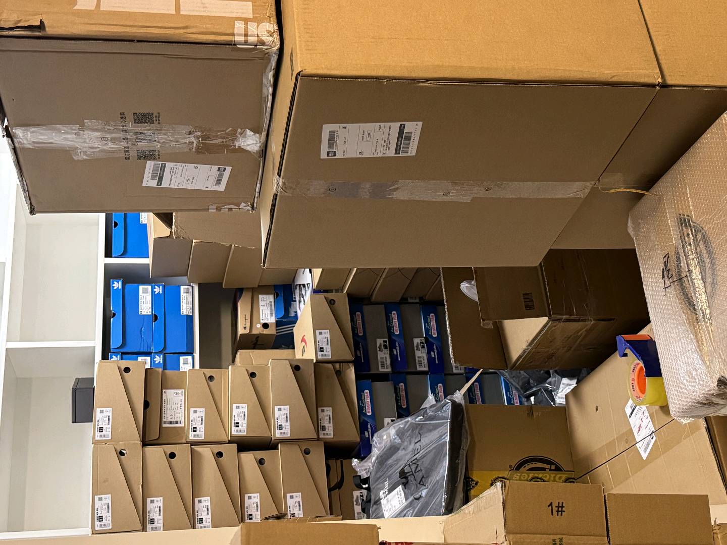 品牌应季鞋服供应，正品支持鉴定。一件也是批发价