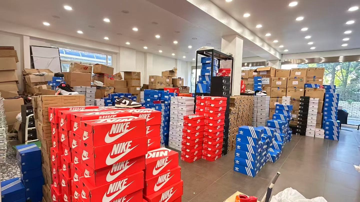 得物搬砖提供轻奢鞋服美妆供应链寻求一件代发和批量批发合作伙伴！