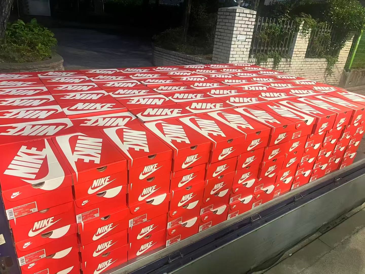 得物搬砖提供轻奢鞋服美妆供应链寻求一件代发和批量批发合作伙伴！