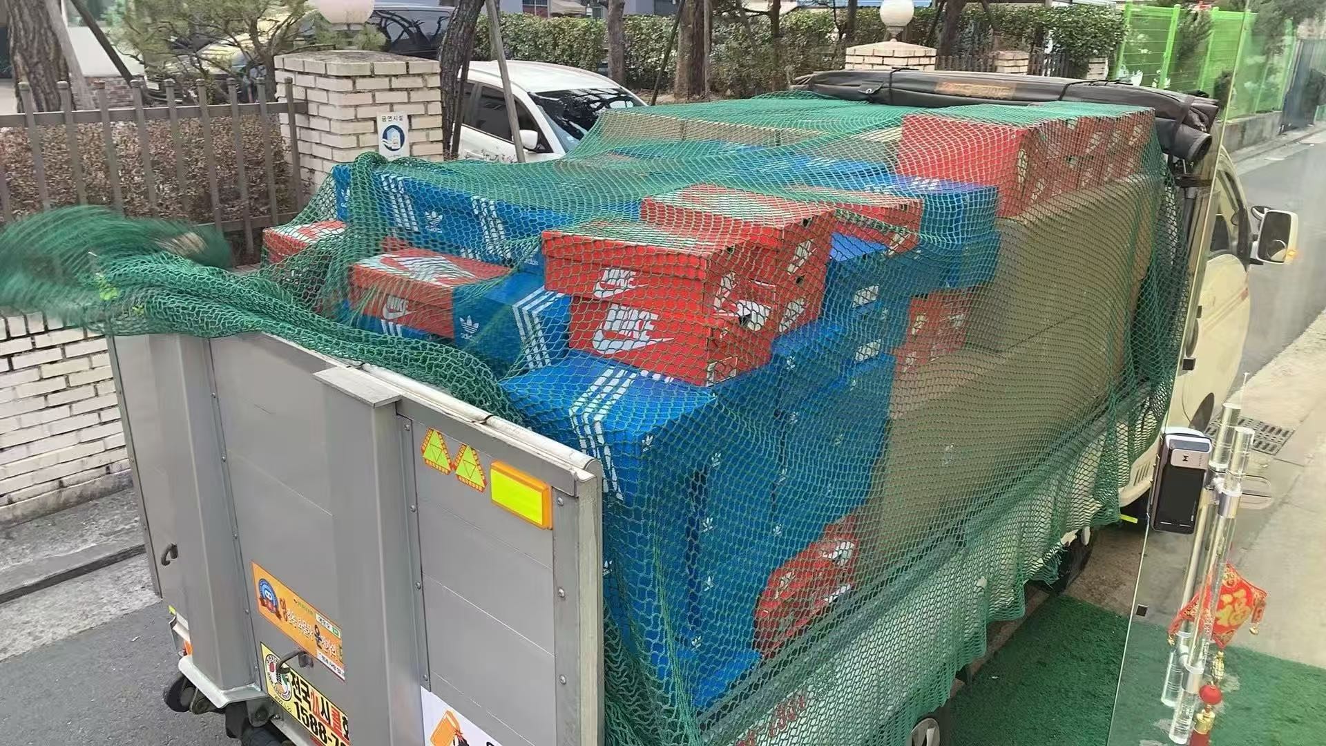 得物搬砖提供轻奢鞋服美妆供应链寻求一件代发和批量批发合作伙伴！