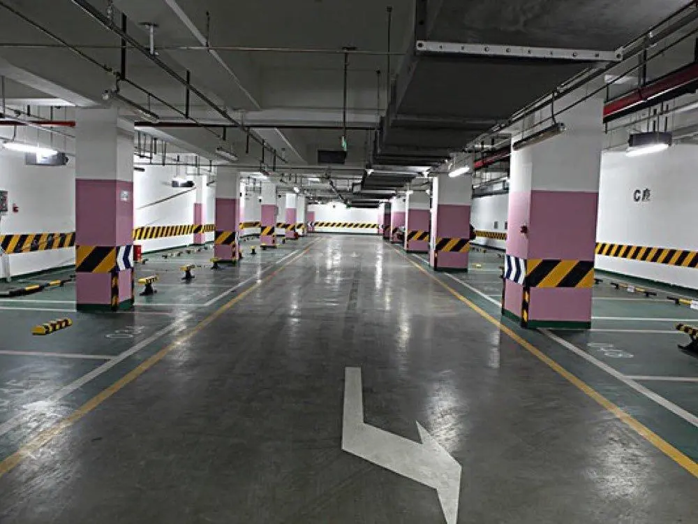 道路施工
标线、划车位、地面改色