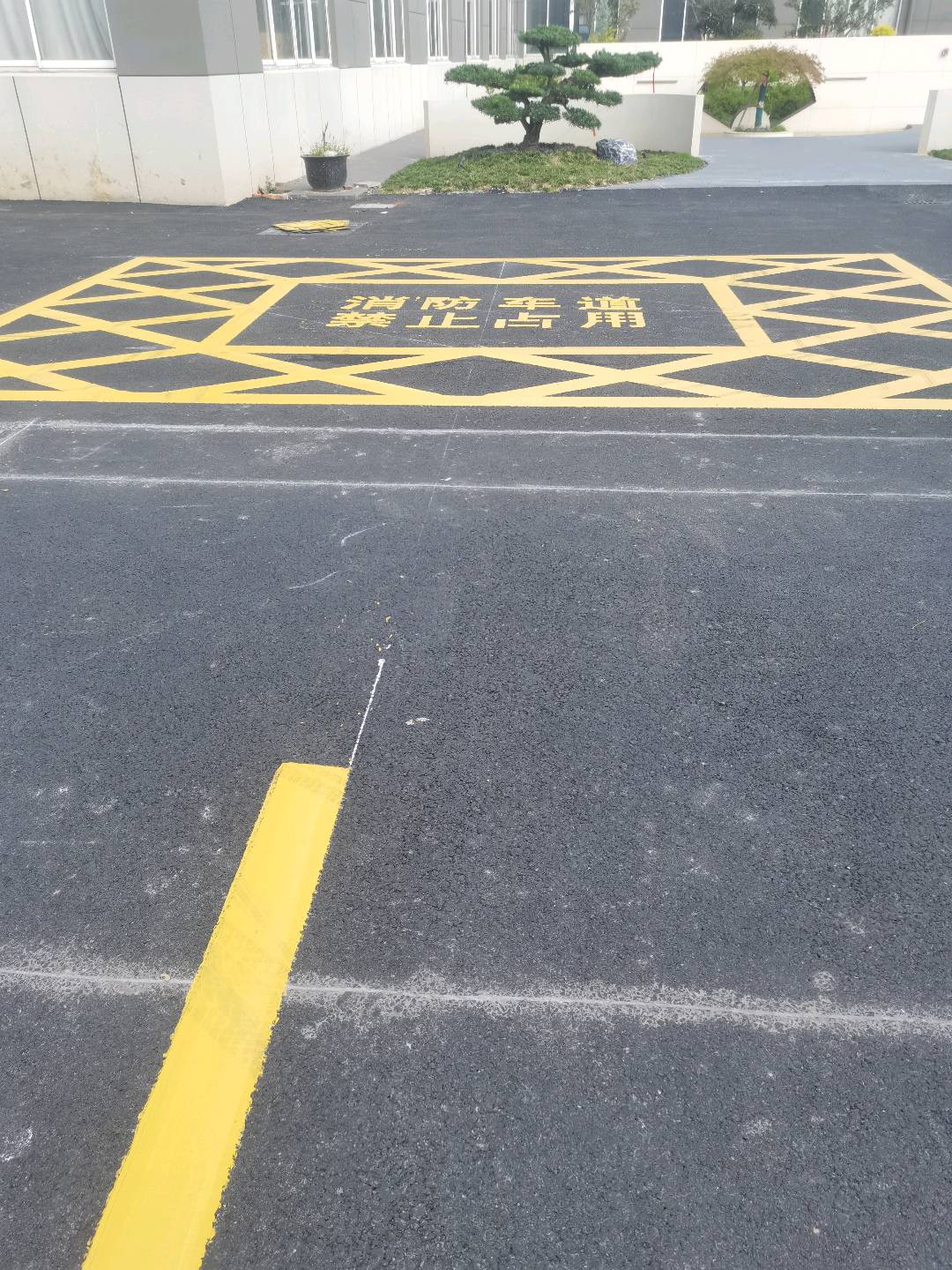 道路施工
标线、划车位、地面改色