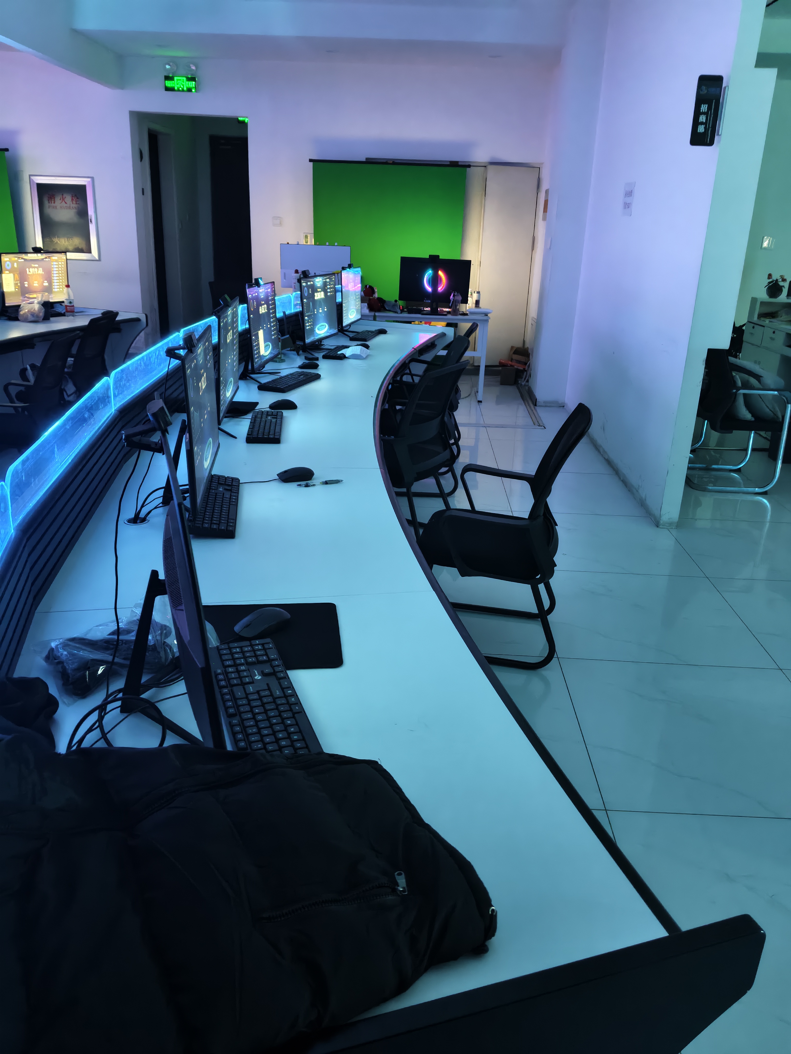 手机电脑看视频听音乐看广告玩小游戏单机50+电脑单窗口20+还可以拖管运营