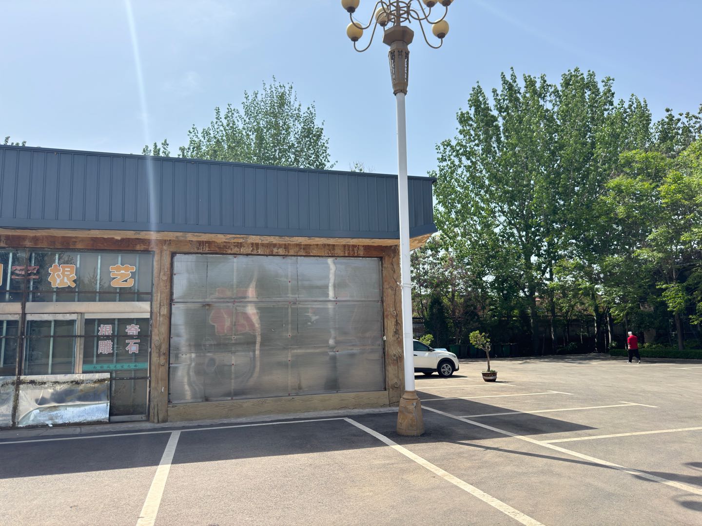 场地出租占地270亩，位于三省交界处，交通便利，设施齐全，可做工业，教育，养老等