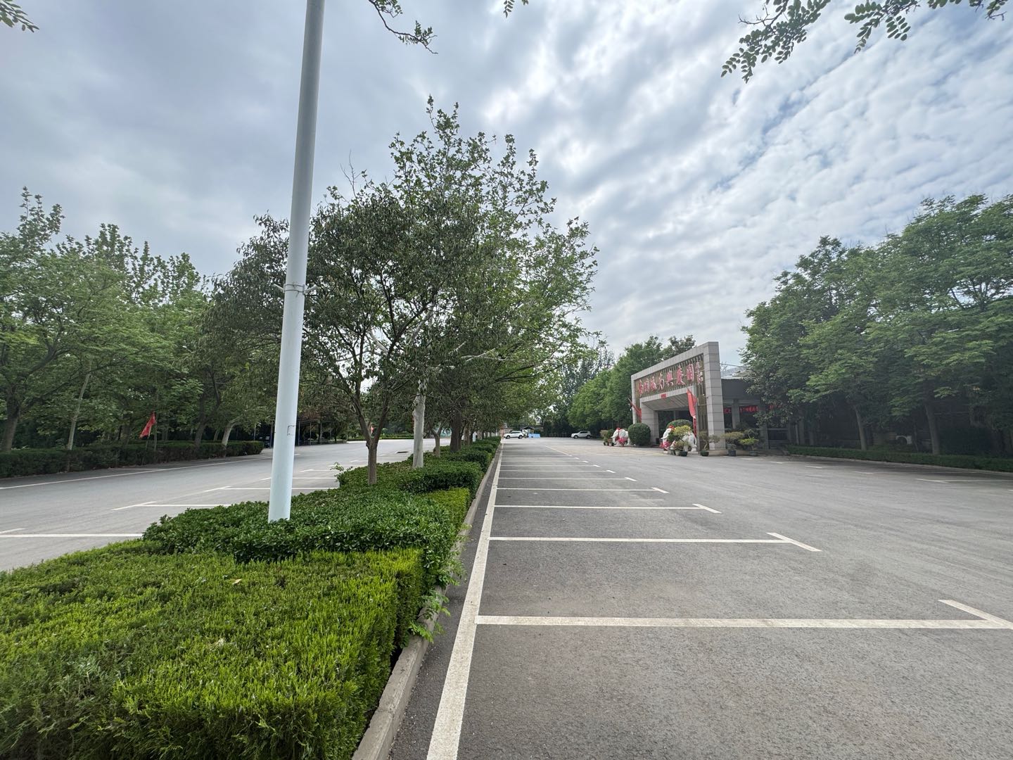 场地出租占地270亩，位于三省交界处，交通便利，设施齐全，可做工业，教育，养老等