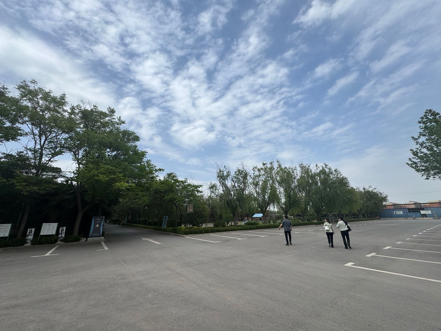 场地出租占地270亩，位于三省交界处，交通便利，设施齐全，可做工业，教育，养老等