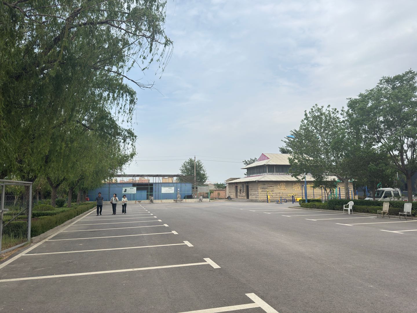 场地出租占地270亩，位于三省交界处，交通便利，设施齐全，可做工业，教育，养老等