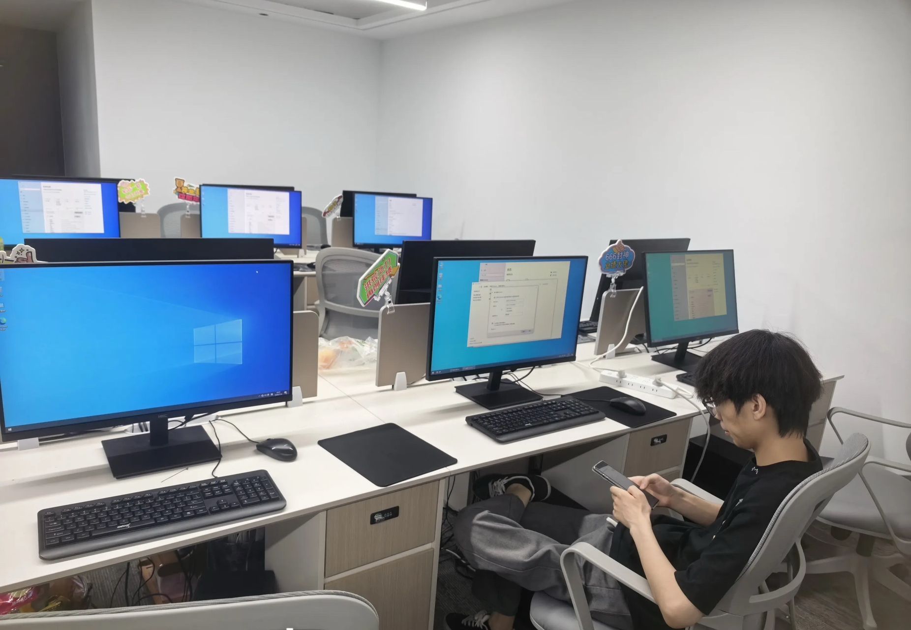 提供电脑广告项目，询个人及团队合作，日运营2-3小时，二八分成
